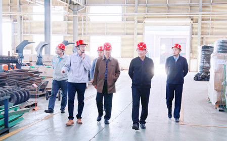 標題：中國農(nóng)機院領(lǐng)導(dǎo)一行到華德牧草公司調(diào)研
瀏覽次數(shù)：1657
發(fā)表時間：2024-04-18