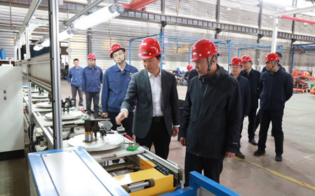 標(biāo)題：內(nèi)蒙古自治區(qū)副主席代欽一行到華德牧草公司調(diào)研指導(dǎo)
瀏覽次數(shù)：1617
發(fā)表時(shí)間：2024-04-23