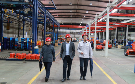 標(biāo)題：中國(guó)農(nóng)機(jī)院黨委副書(shū)記、總經(jīng)理苑嚴(yán)偉深入華德牧草公司調(diào)研指導(dǎo)
瀏覽次數(shù)：2196
發(fā)表時(shí)間：2024-07-22