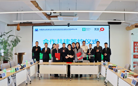 標(biāo)題：深化產(chǎn)業(yè)合作 呼和浩特分院與蒙草集團(tuán)、草創(chuàng)中心簽訂“國(guó)家草業(yè)技術(shù)創(chuàng)新中心”合作共建框架協(xié)議?
瀏覽次數(shù)：1924
發(fā)表時(shí)間：2025-03-25