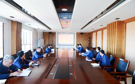 標(biāo)題：華德牧草公司召開深入貫徹中央八項(xiàng)規(guī)定精神學(xué)習(xí)教育動(dòng)員部署會(huì)暨2025年全面從嚴(yán)治黨工作會(huì)議
瀏覽次數(shù)：2017
發(fā)表時(shí)間：2025-04-07